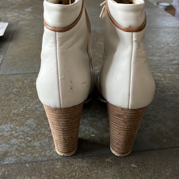 Coach boots, cream color. Size 6.5 - Picture 6 of 7